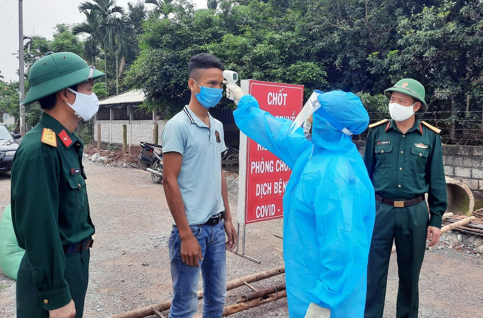 Quân dân chung tay chống dịch ở Ngô Khê