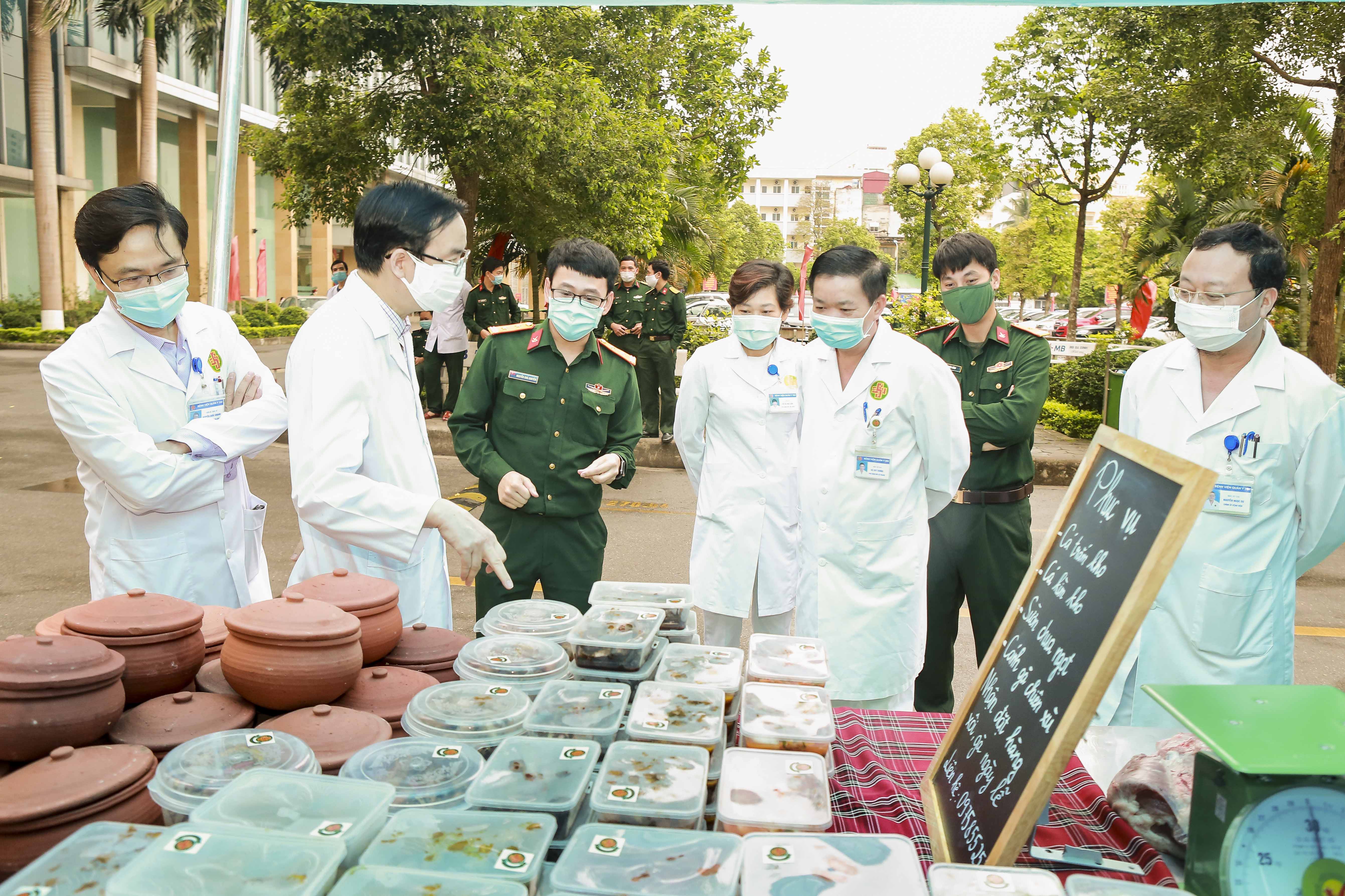 Khai trương quầy hàng thực phẩm phục vụ cán bộ, thầy thuốc, nhân viên trong mùa dịch Covid-19