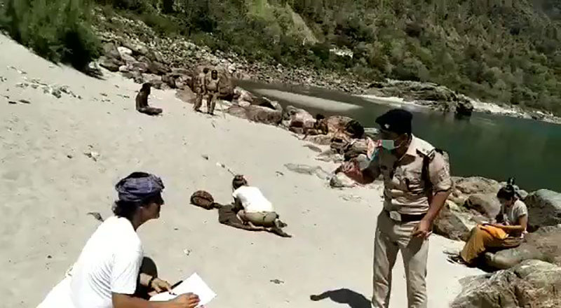 Ấn Độ: Vi phạm lệnh phong tỏa, du khách chép phạt 500 lần “Tôi xin lỗi”

