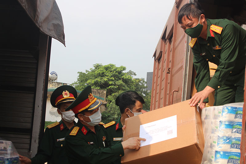 Ủy ban Trung ương Mặt trận Tổ quốc Việt Nam hỗ trợ 27 mặt hàng nhu yếu phẩm cho Quân khu 4

