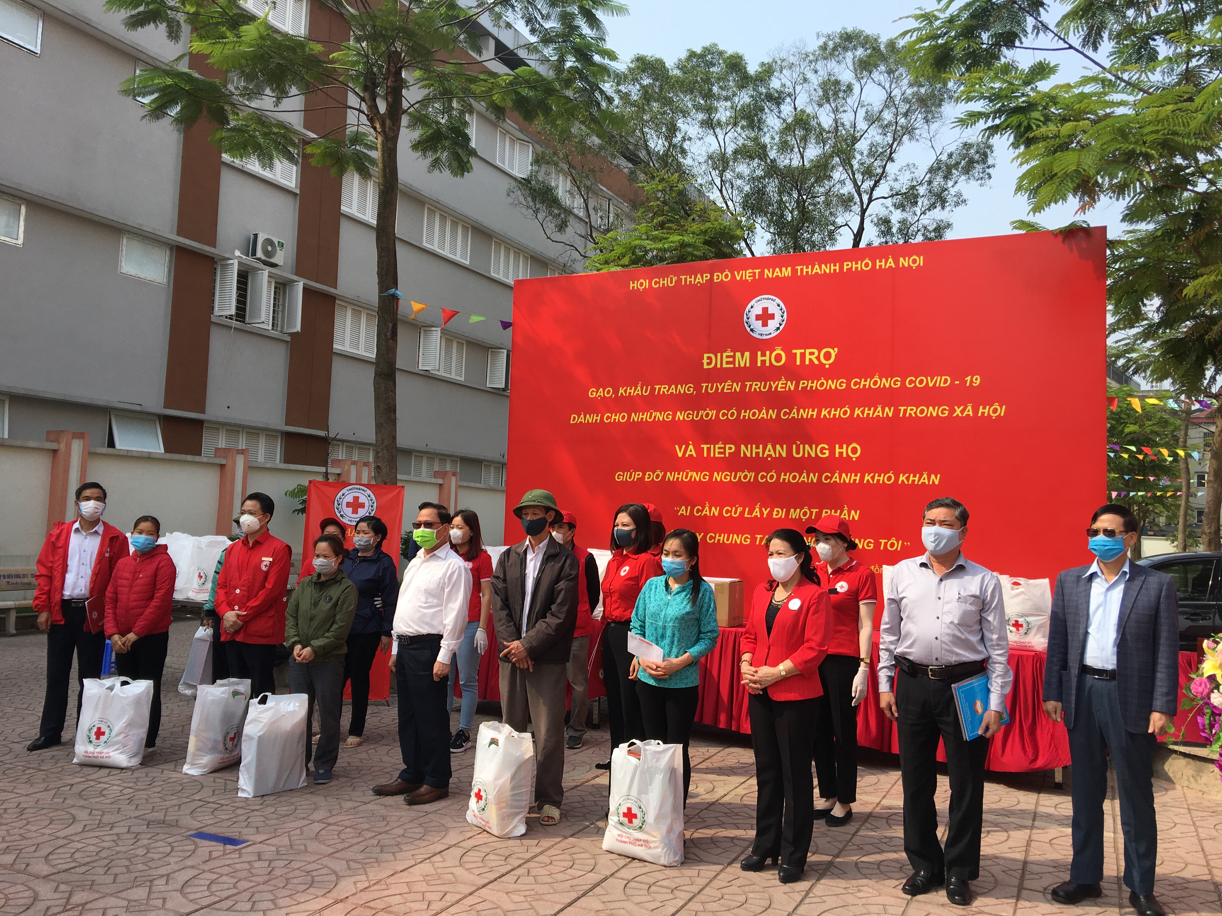 Phát lương thực, thực phẩm miễn phí tặng người nghèo, người có hoàn cảnh khó khăn 