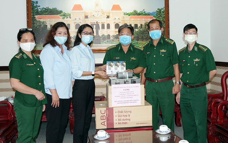 Bộ đội Biên phòng Thành phố Hồ Chí Minh tiếp nhận vật tư y tế phòng chống dịch

