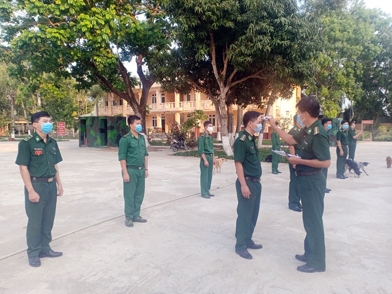 Đồn Biên phòng Nhơn Hội kiểm tra thân nhiệt cán bộ, chiến sĩ hằng ngày.