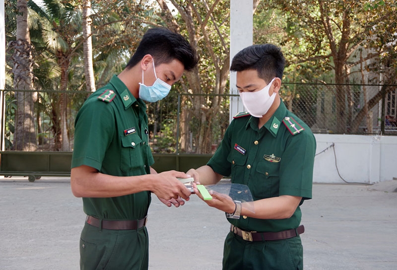 Cán bộ, chiến sĩ Tiểu đoàn Huấn luyện-Cơ động chế tạo mặt nạ che giọt bắn phòng chống dịch Covid-19.