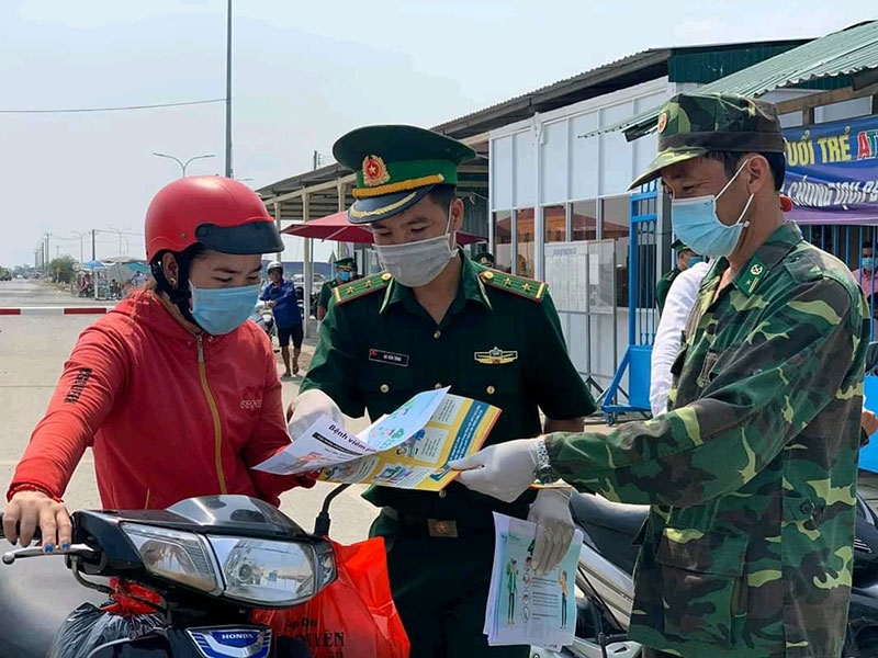 Cán bộ, chiến sĩ Đồn BPCK Long Bình tuyên truyền phòng, chống dịch Covid-19 cho người dân khu vực biên giới.