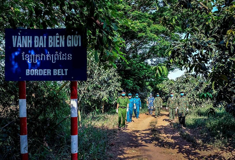 Tổ công tác phòng, chống dịch Covid-19 Đồn BP Nhơn Hội phối hợp các lực lượng thực hiện nhiệm vụ.