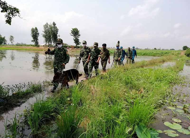 Tổ công tác phòng, chống dịch Covid-19 Đồn BP Phú Hữu tuần tra, kiểm soát khu vực biên giới đảm nhiệm.