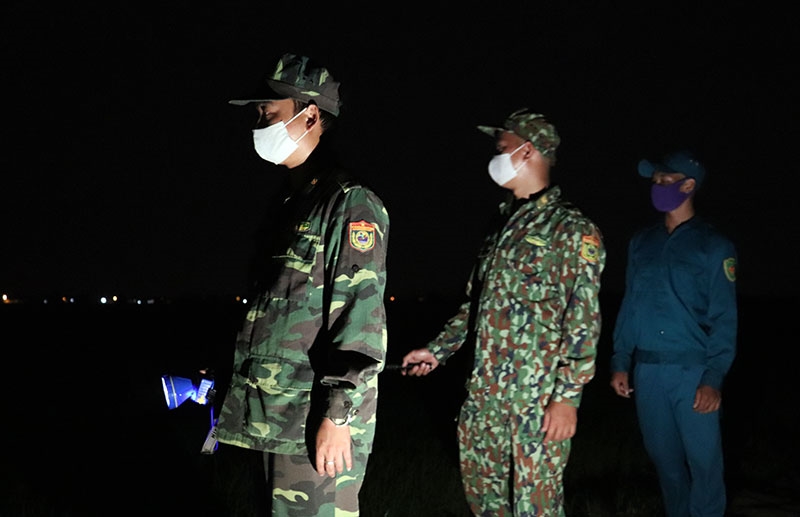 Tổ công tác phòng chống dịch Covid-19, Đồn BP Vĩnh Ngươn tuần tra, kiểm soát ban đêm.