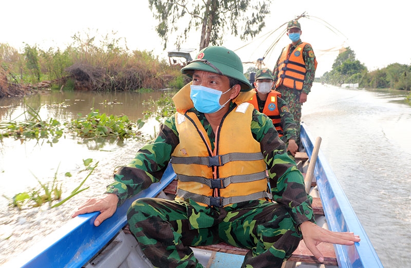 Cán bộ, chiến sĩ Tổ công tác phòng, chống dịch Covid-19 cống Tư Mèo, Đồn BPcửa khẩu quốc tế Tịnh Biên tuần tra, kiểm soát trên các kênh, rạch, đường thủy.