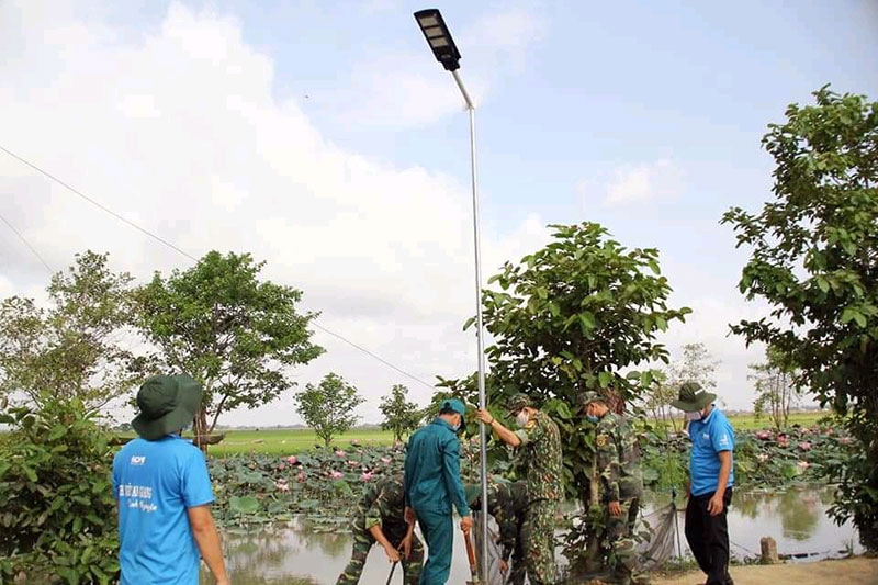 Tỉnh đoàn An Giang lắp đặt cho các Tổ công tác phòng, chống dịch covid-19 của BĐBP An Giang hệ thống đèn năng lượng mặt trời phục vụ quá trình công tác, sinh hoạt của cán bộ, chiến sĩ.
