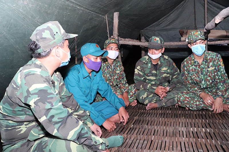 Tổ công tác phòng chống dịch Covid-19 mương Ngói Lớn, Đồn BP Vĩnh Ngươn hội ý, phân công nhiệm vụ tuần tra, kiểm soát.