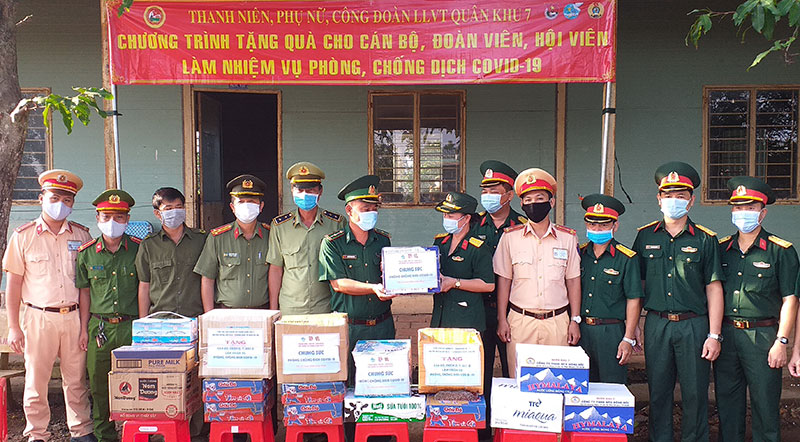 Thăm hỏi, tặng quà lực lượng phòng, chống dịch Covid-19 tuyến biên giới

