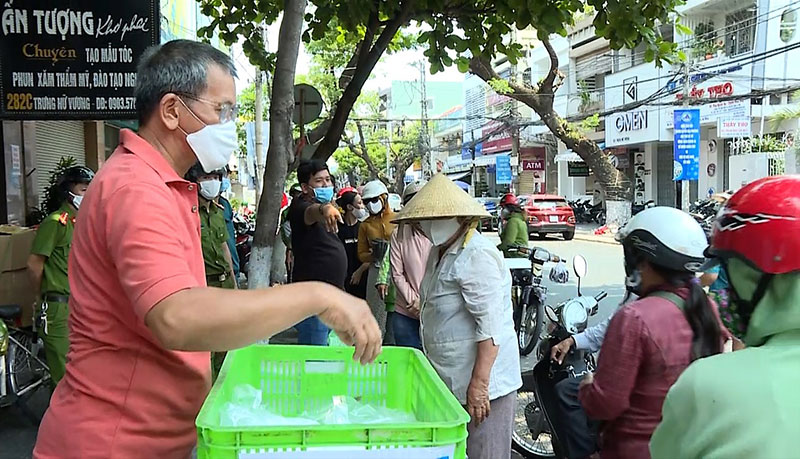 Bữa cơm ấm áp tình người

