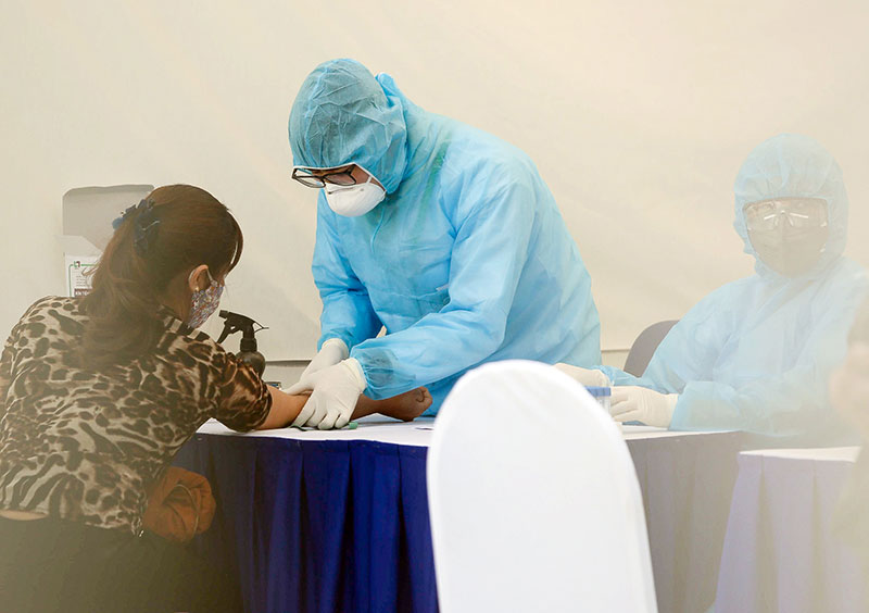 Test nhanh Covid-19 cho người dân làng hoa Tây Tựu