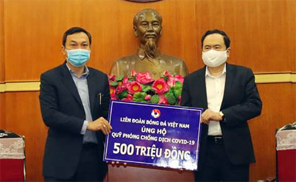 VFF trao 500 triệu đồng tặng quỹ phòng, chống Covid-19


