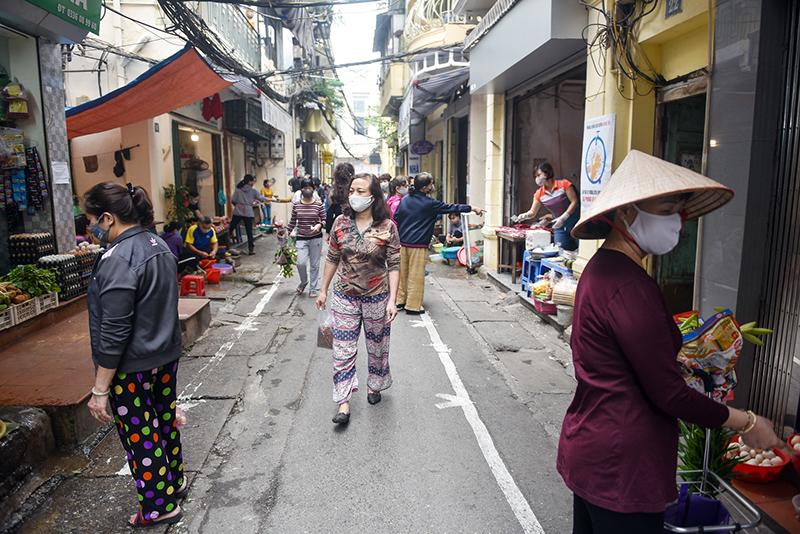 Hà Nội: Chợ ở phố cổ kẻ vạch, chia ô thực hiện giãn cách xã hội 

