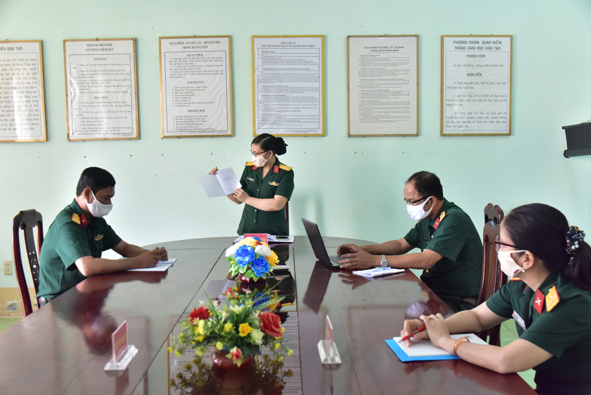 Quân khu 9 chuyển ngữ 100 câu hỏi-đáp về dịch bệnh Covid-19 sang tiếng Khmer