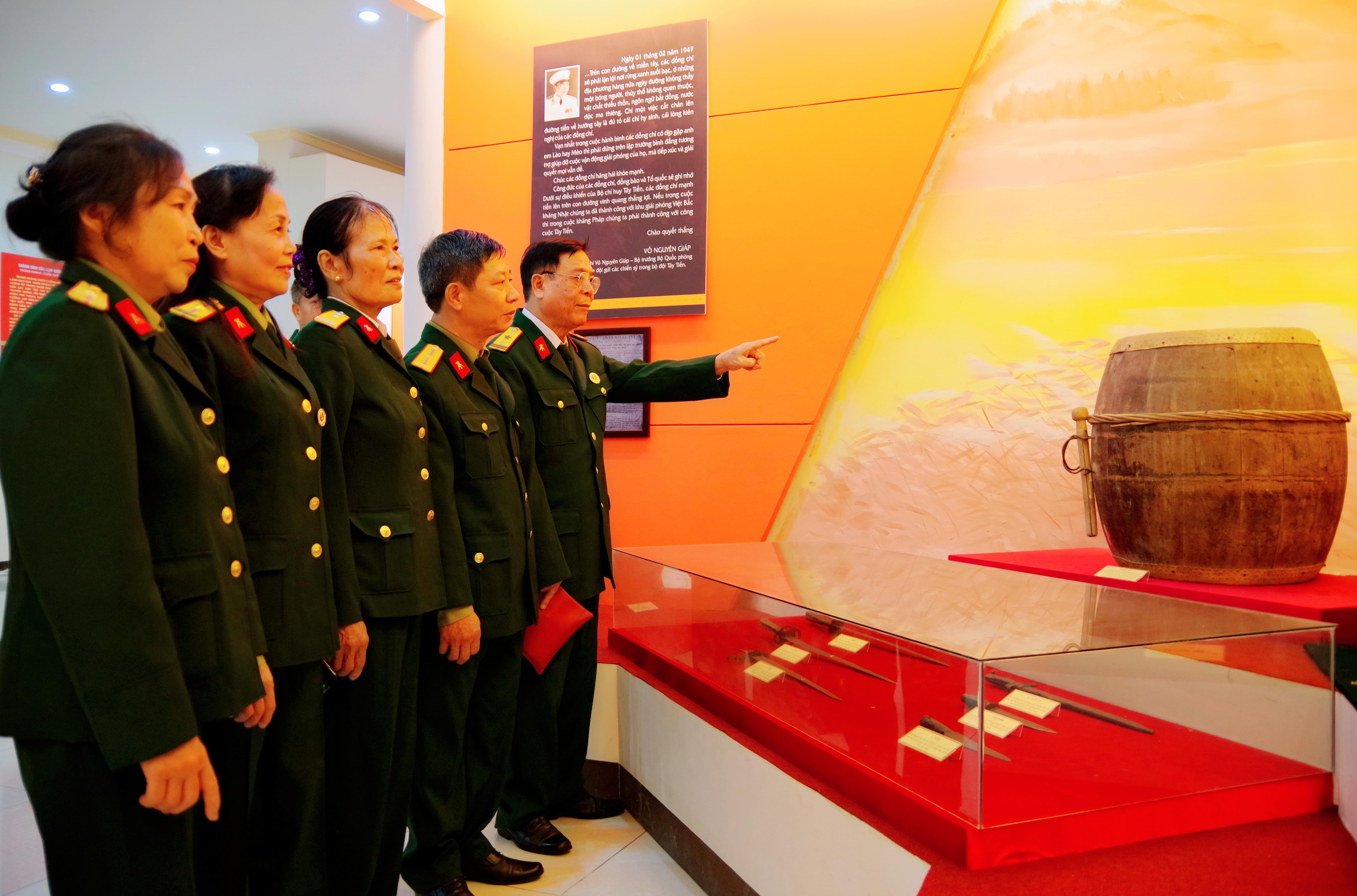 Chiếc trống cái dùng làm hiệu lệnh trong trận đánh trên sông Lô