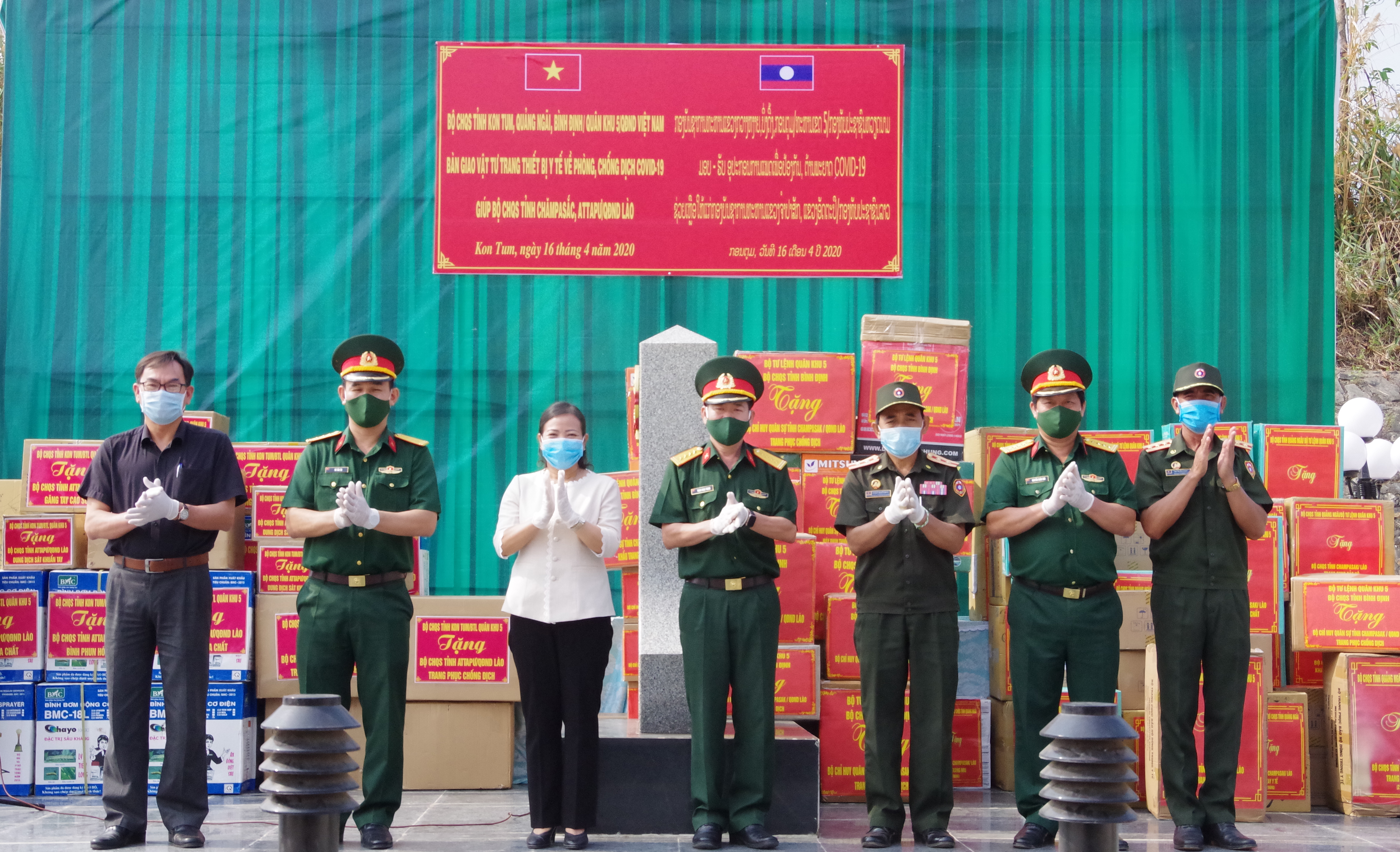 Các đơn vị quân đội trao thiết bị y tế tặng nước bạn Lào và Campuchia 