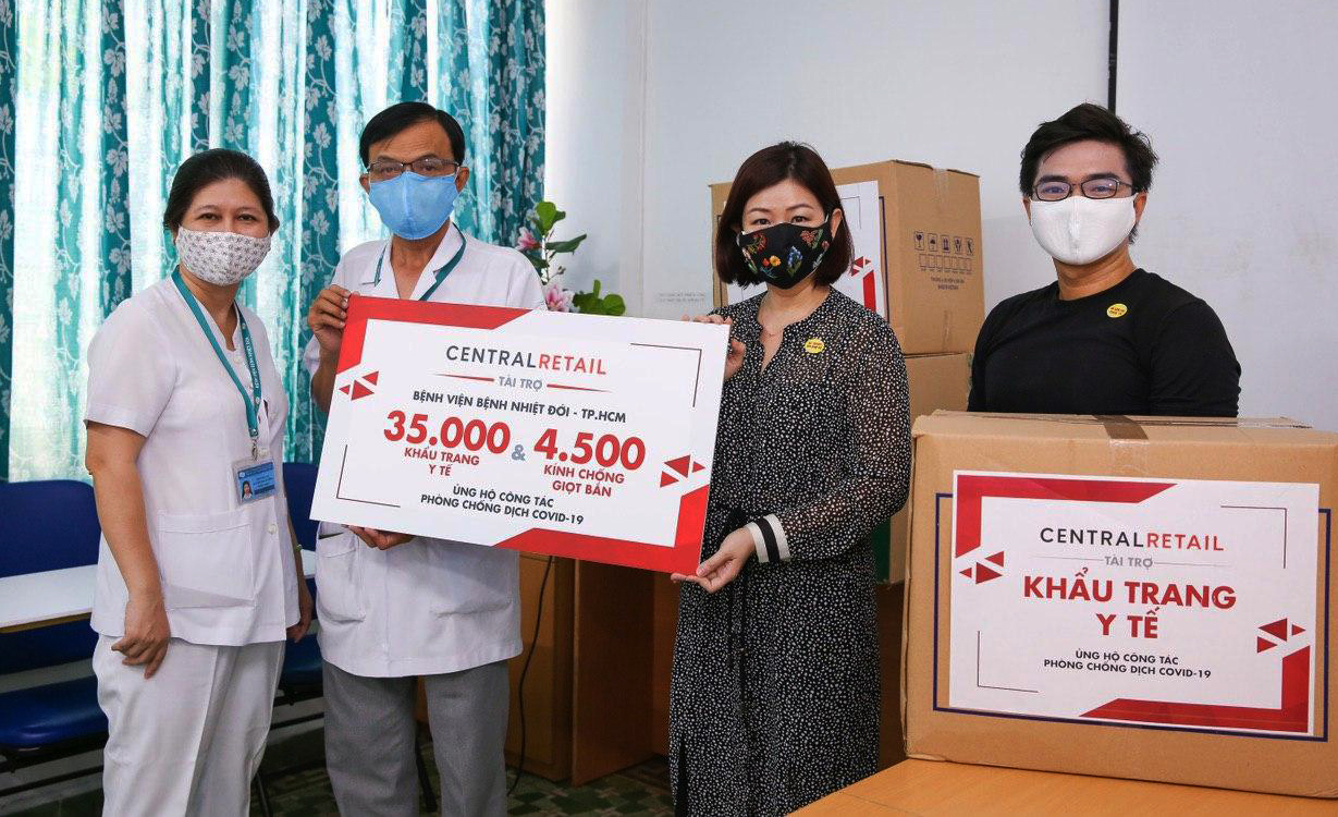 Trao 70.000 khẩu trang và 9.000 kính chống giọt bắn tặng đội ngũ y tế chống dịch