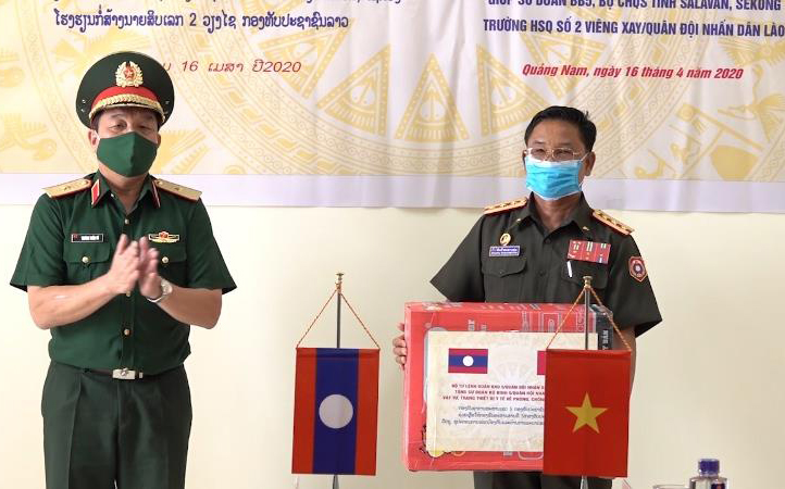 Những món quà nặng nghĩa tình trên biên giới