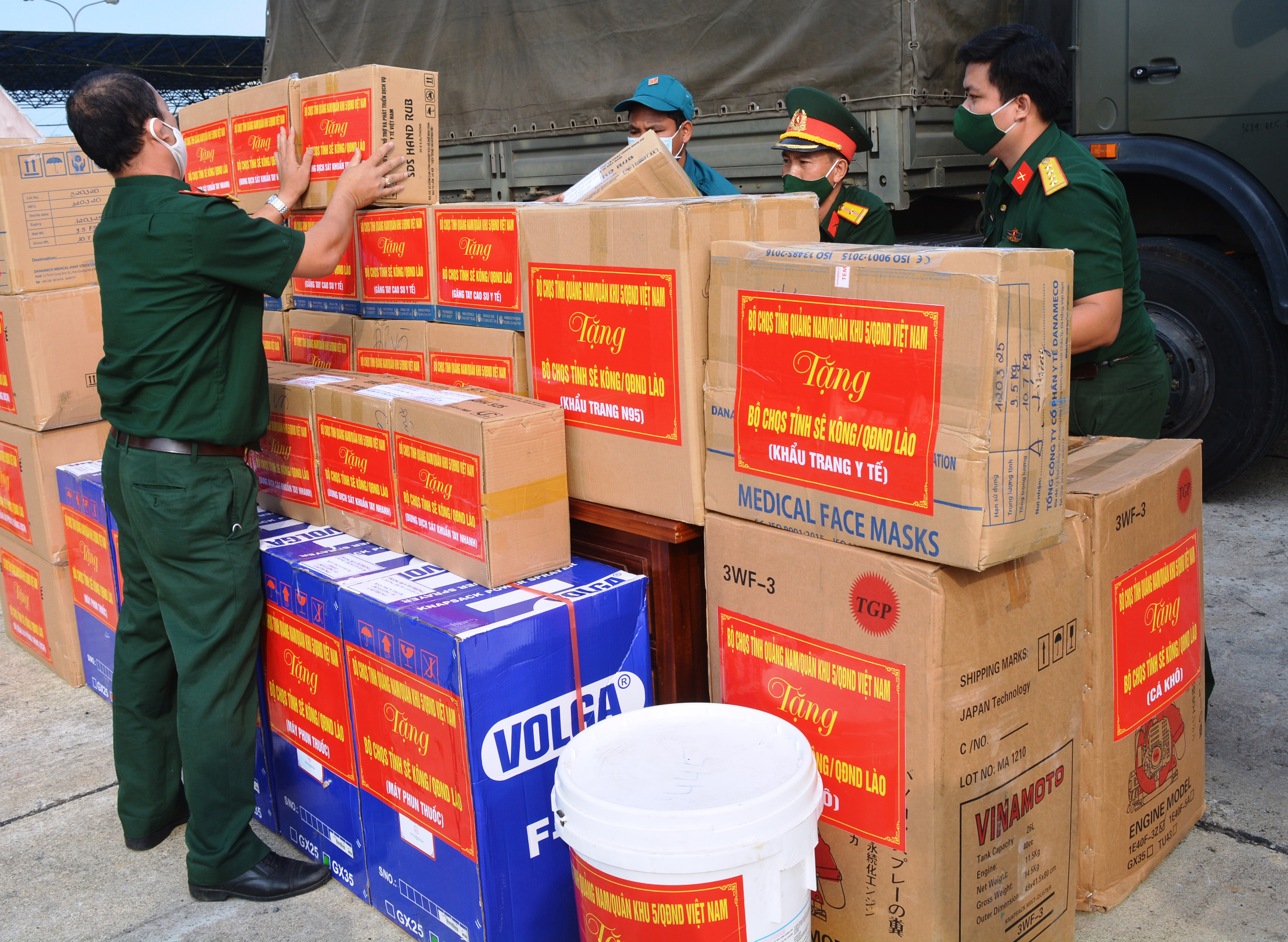 Bộ tư lệnh Quân khu 5 bàn giao vật tư, trang thiết bị y tế hỗ trợ nước bạn Lào chống dịch