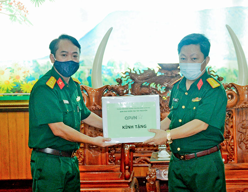 Trung tâm Phát thanh-Truyền hình Quân đội trao khẩu trang và thực phẩm chức năng tặng khu cách ly y tế tập trung

