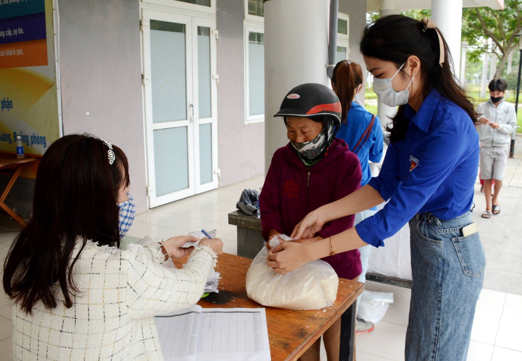 “ATM gạo nghĩa tình” cho người nghèo đầu tiên tại Đà Nẵng