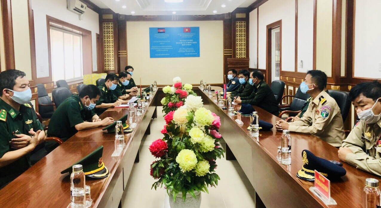 Hỗ trợ vật chất, trang bị y tế cho lực lượng bảo vệ biên giới Campuchia

