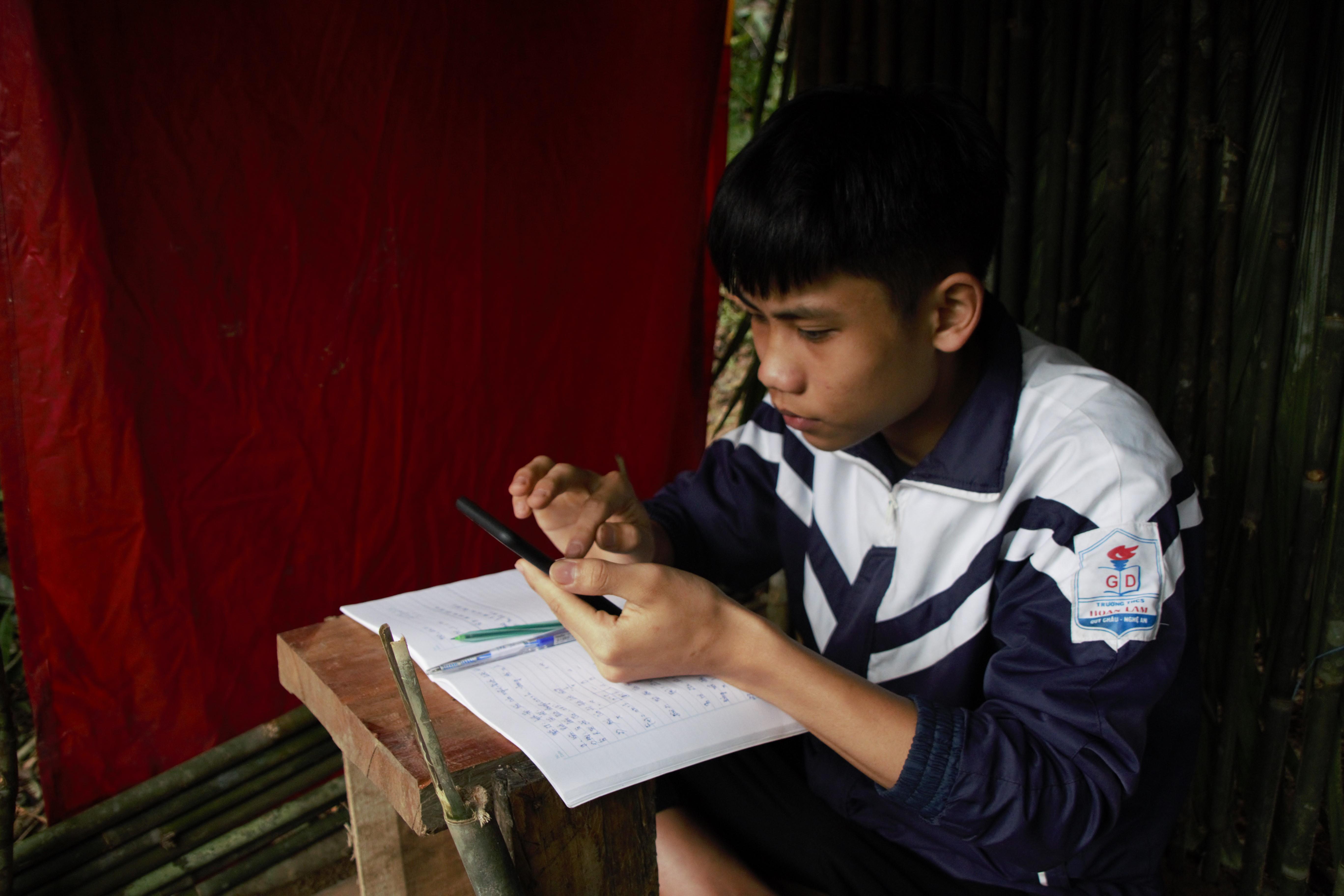 Vượt khó, ham học trực tuyến