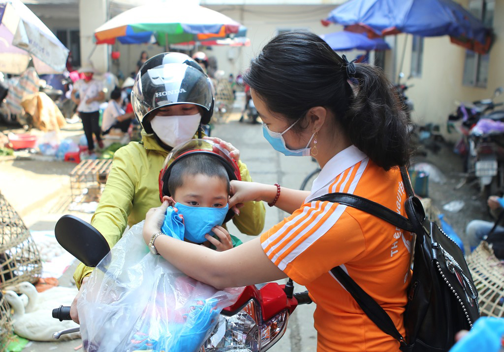 Tự nguyện may khẩu trang tặng người nghèo