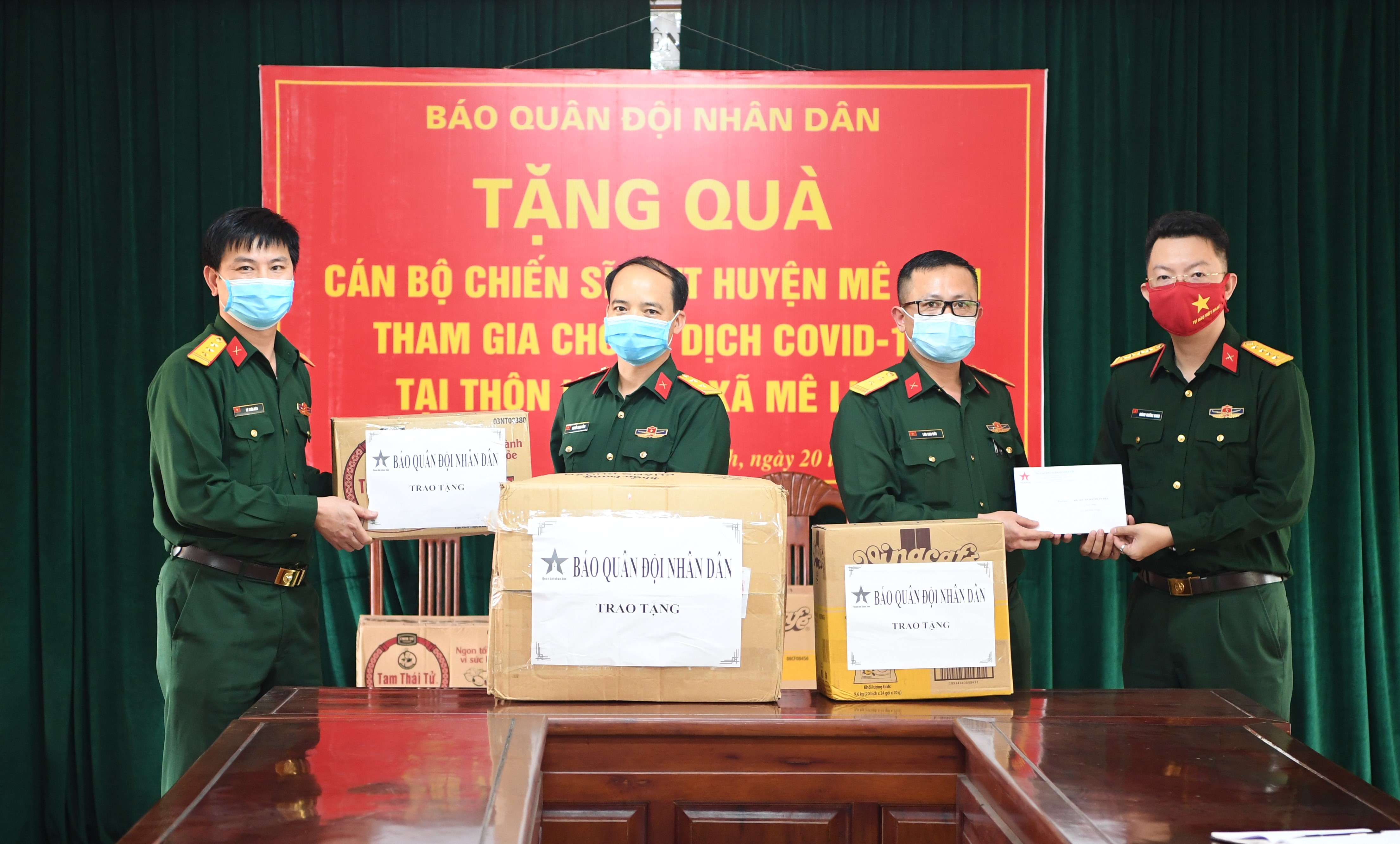 Báo Quân đội nhân dân trao thiết bị, vật tư y tế tặng Ban CHQS huyện Mê Linh