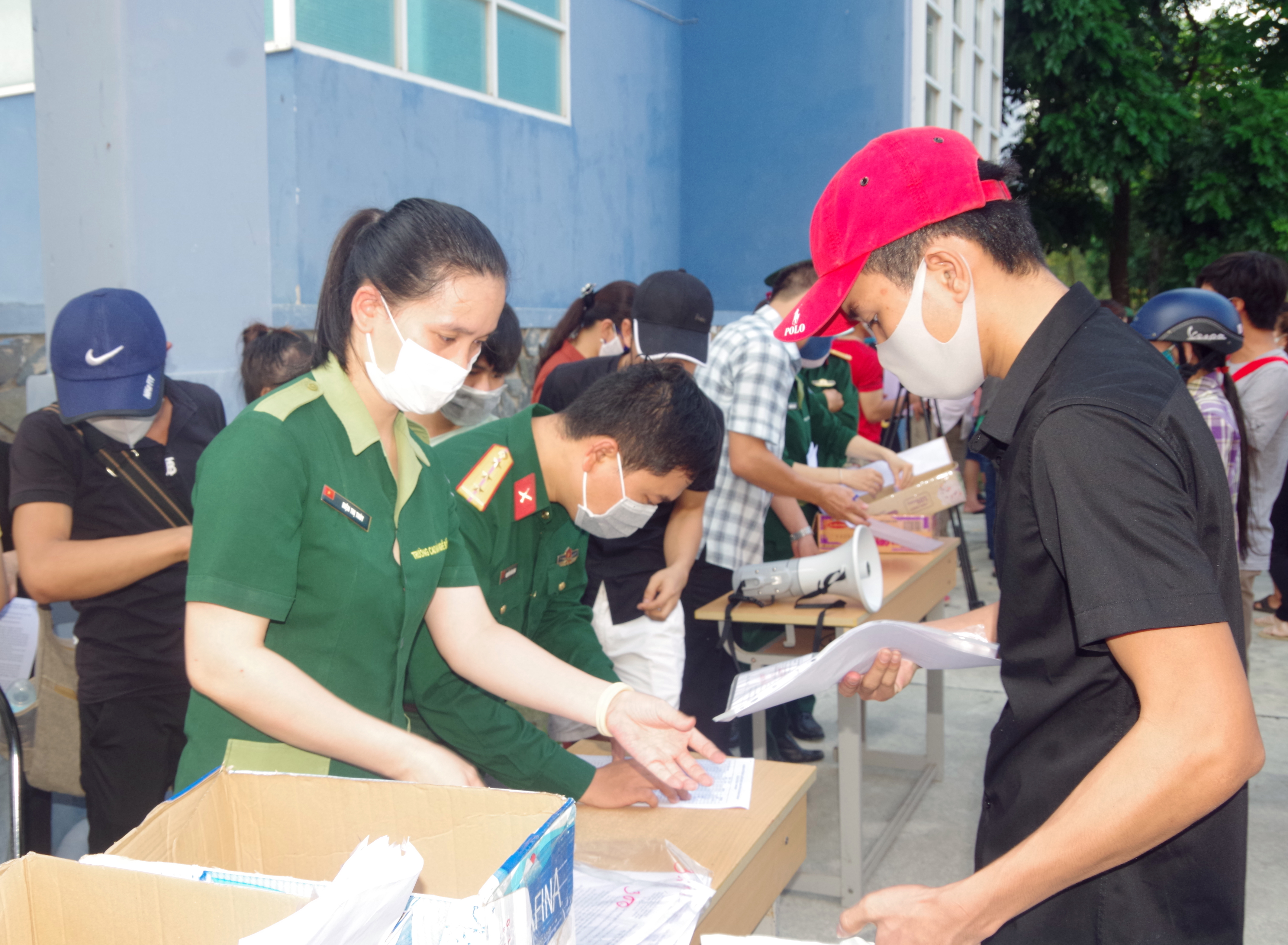 Trao giấy chứng nhận cho 451 công dân hoàn thành thời gian cách ly