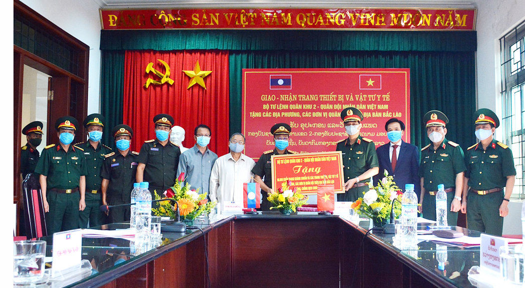 Trao trang thiết bị, vật tư y tế phòng, chống dịch Covid-19 tặng nước bạn Lào

