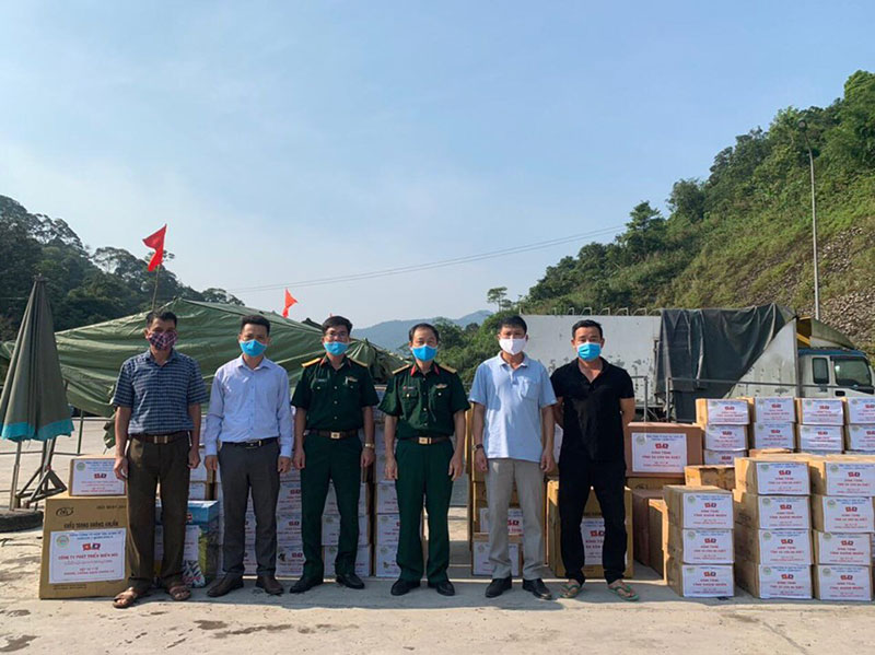 Trao tặng vật tư y tế cho 5 tỉnh nước bạn Lào phòng, chống dịch Covid-19