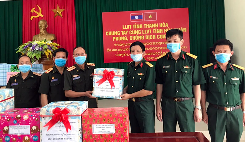 Trao thiết bị y tế chống dịch Covid-19 tặng Bộ CHQS tỉnh Hủa Phăn (Lào)