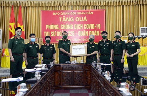 Báo Quân đội nhân dân trao thiết bị, vật tư y tế tặng Sư đoàn 325, Quân đoàn 2