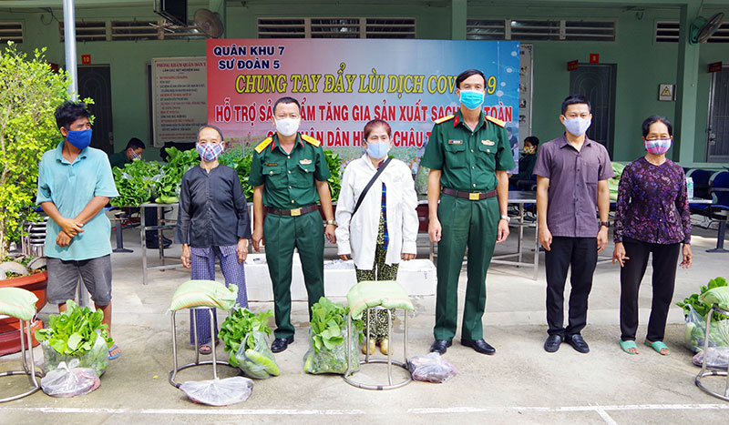 Tặng gạo, sản phẩm tăng gia sản xuất cho người nghèo bị ảnh hưởng dịch Covid-19

