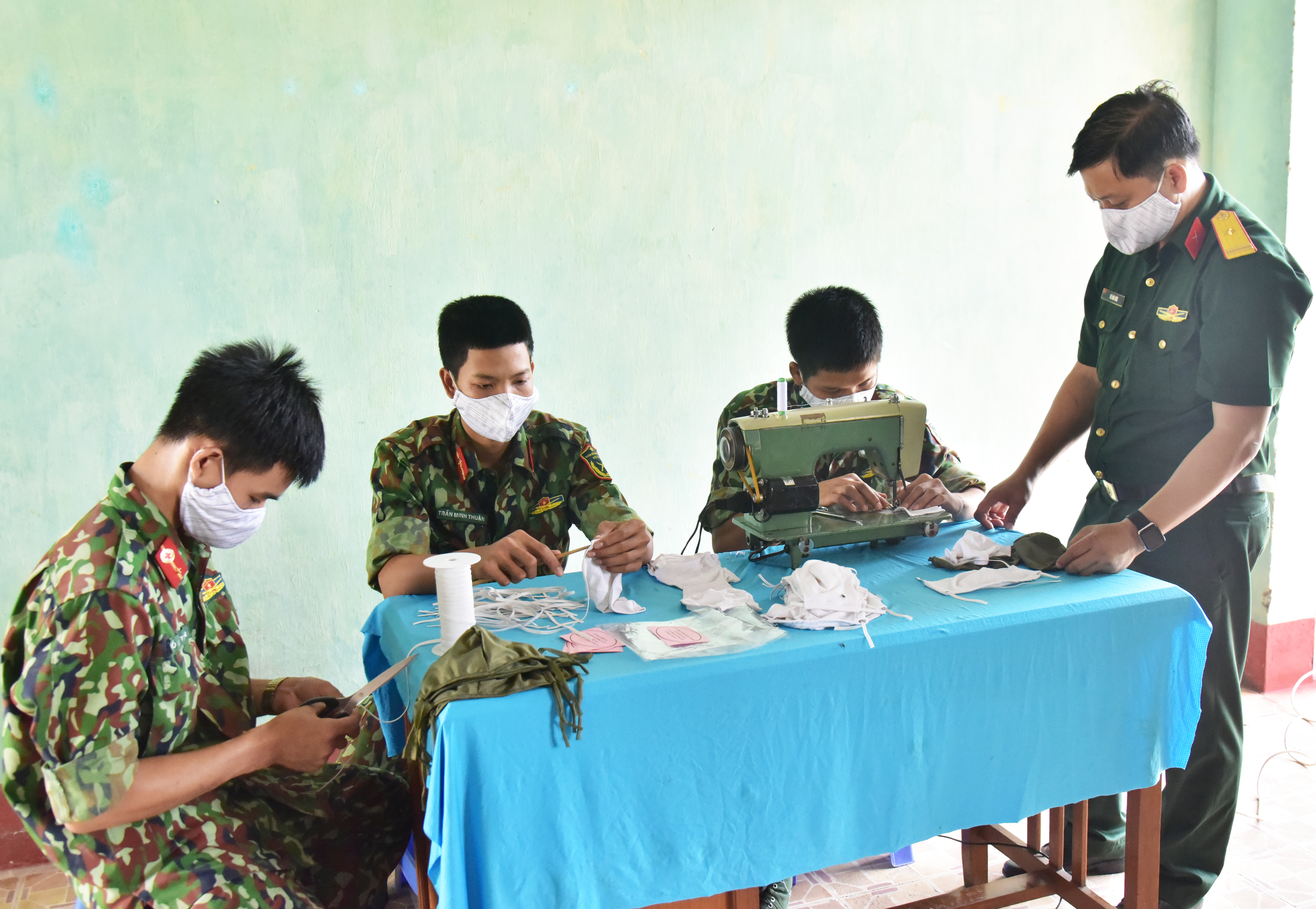 Sư đoàn 330 tổ chức may khẩu trang vải phòng, chống dịch Covid-19