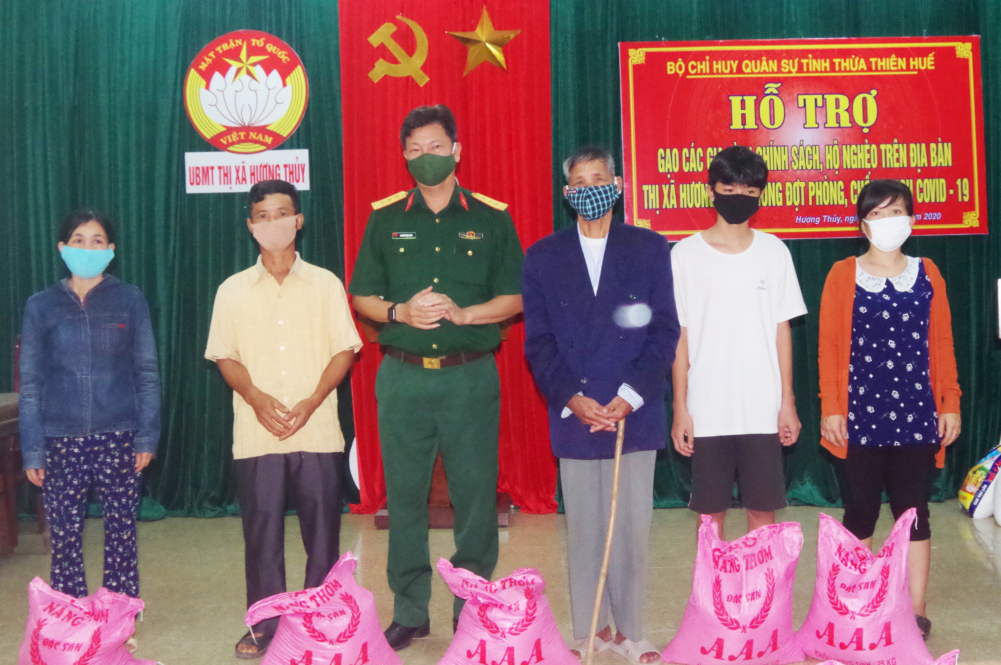 Bộ CHQS tỉnh Thừa Thiên-Huế hỗ trợ 6 tấn gạo cho đồng bào nghèo 