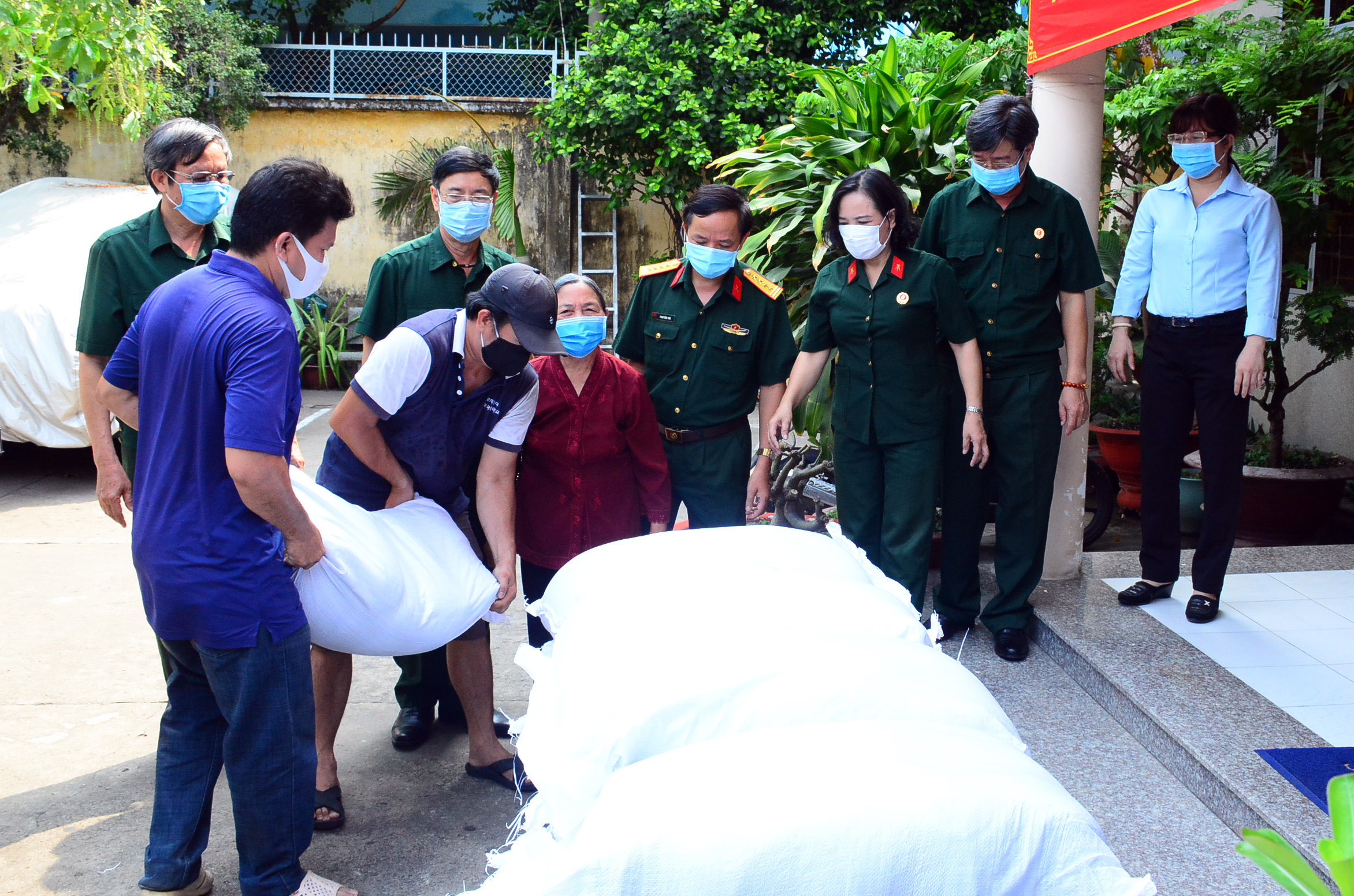 Cụ bà 84 tuổi ủng hộ 1 tấn gạo cho chương trình “Quân với dân một ý chí” 