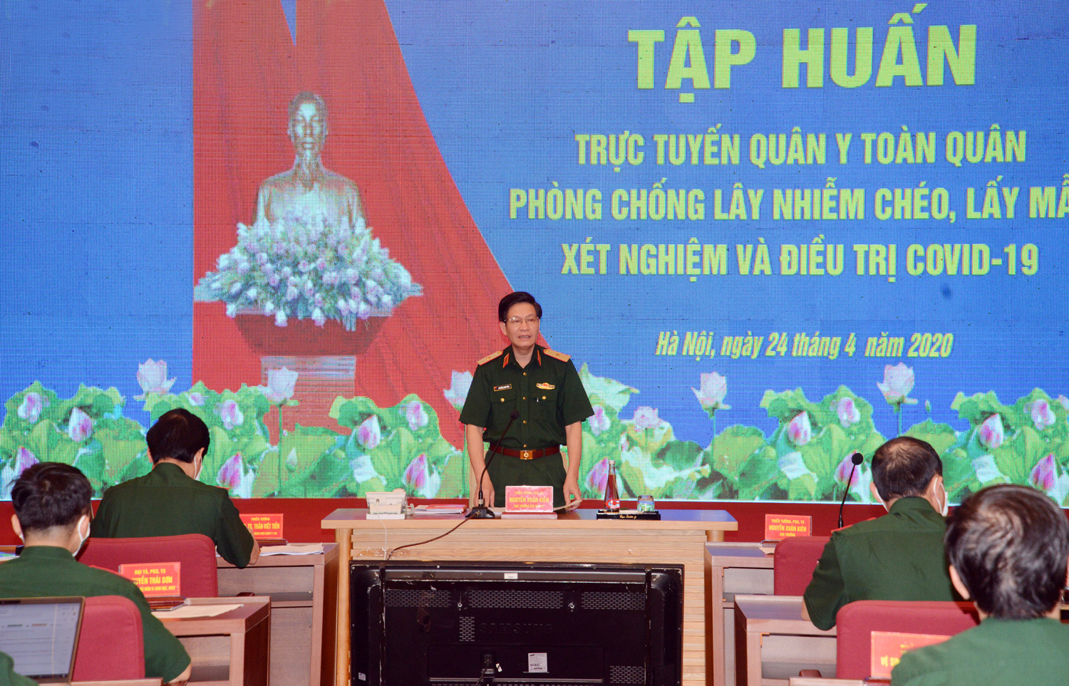 Tập huấn về phòng, chống lây chéo, lấy mẫu xét nghiệm và điều trị Covid-19