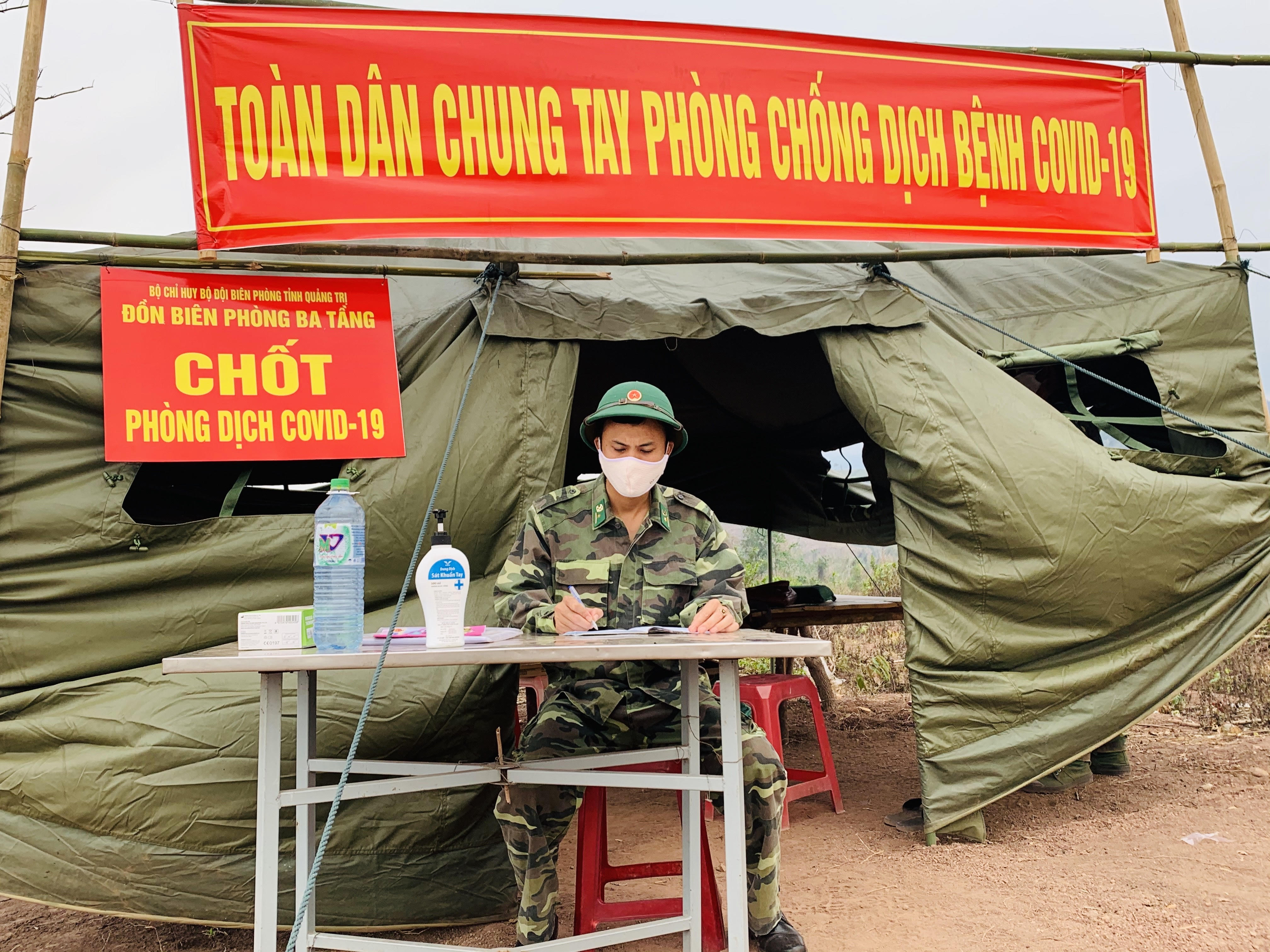 Hạnh phúc vỡ òa bên chốt chống dịch