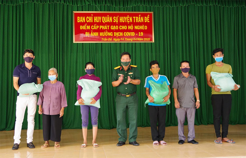 Tặng gạo hộ nghèo bị ảnh hưởng bởi dịch Covid-19

