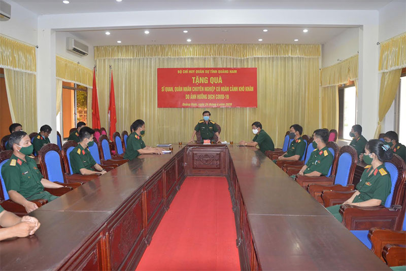 Bộ CHQS tỉnh Quảng Nam trao tiền hỗ trợ tặng quân nhân khó khăn do dịch Covid-19

