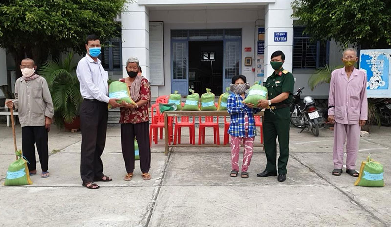 Sư đoàn 330 hỗ trợ 1.300kg gạo tặng gia đình khó khăn trong dịch Covid-19
