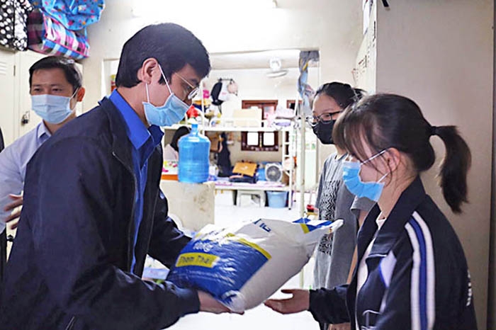 Trao hơn 15 tấn gạo hỗ trợ sinh viên Việt Nam và nước ngoài