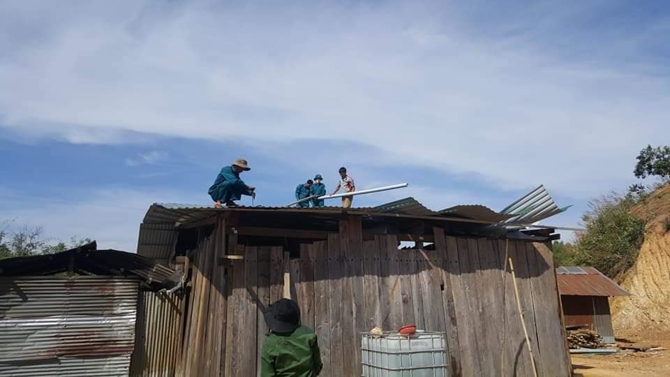 Dân quân giúp dân dựng lại nhà