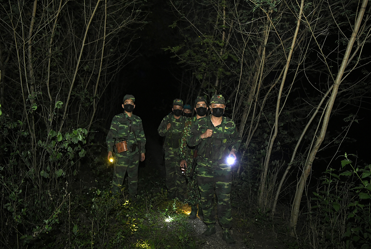 Bộ đội Biên phòng ngày đêm tuần tra, chốt chặn đường mòn, lối mở, kiểm soát chặt chẽ cửa khẩu, ngăn ngừa nguy cơ dịch bệnh xâm nhập nội địa nước ta.