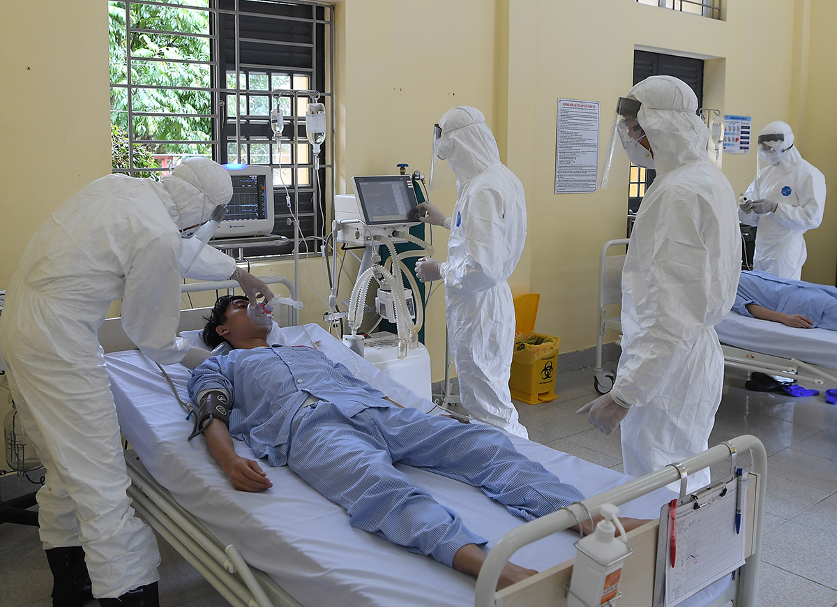 Lực lượng Quân y tận tâm, nêu cao tinh thần trách nhiệm trong chăm sóc, chữa trị cho bệnh nhân tại các bệnh viện dã chiến.